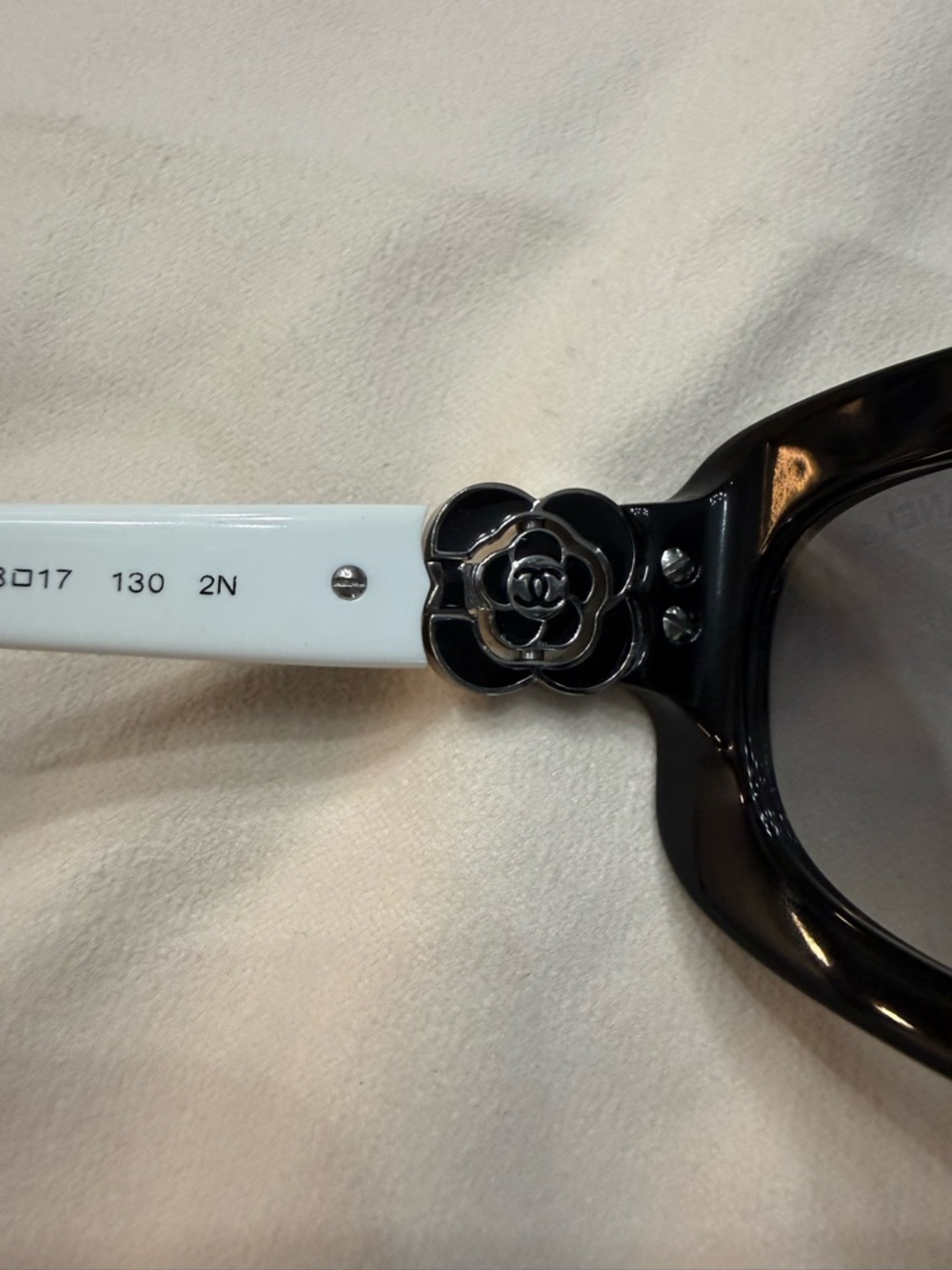 Chanel Camellia Sunglasses – Black Frame with CC Logo - Picture 7 of 14